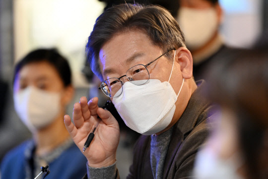 이재명 민주당 대선후보가 30일 서울 중구 서울스퀘어에 위치한 기업형 메이커 스페이스 'N15'를 방문해 발언하고 있다. 국회사진기자단=연합뉴스